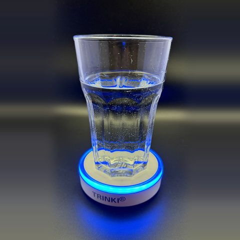 Wasserglas auf TRINKI, der Leuchtring leuchtet blau